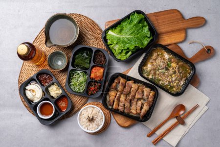 Téléchargez les photos : Nourriture coréenne, poitrine de porc, grillé, galbi, assaisonnement, galbitang, plats d'accompagnement, nourriture, dîner, repas, restaurant, viande, légumes, plat, délicieux, cuisine, assiette, sain, déjeuner, gastronomique, buffet, - en image libre de droit