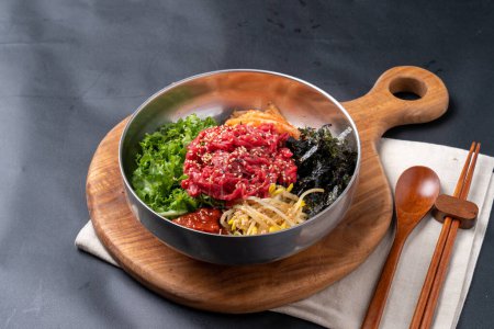 Téléchargez les photos : Nourriture coréenne, boeuf coréen, boeuf, bibimbap, soupe de riz, viande crue, ragoût de kimchi, ragoût, tartare de boeuf, plats d'accompagnement, épicé, tofu - en image libre de droit