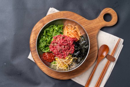 Photo pour Nourriture coréenne, boeuf coréen, boeuf, bibimbap, soupe de riz, viande crue, ragoût de kimchi, ragoût, tartare de boeuf, plats d'accompagnement, épicé, tofu - image libre de droit