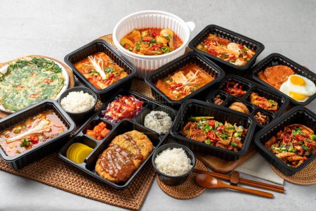 Téléchargez les photos : Nourriture coréenne, poulet épicé braisé, porc, ragoût de kimchi, calmar, sauté, pâte de chili rouge jjigae, porc épicé sauté, poitrine de bœuf, escalope de porc, fruits de mer, tofu mou, plats d'accompagnement, nourriture épicée, riz, - en image libre de droit