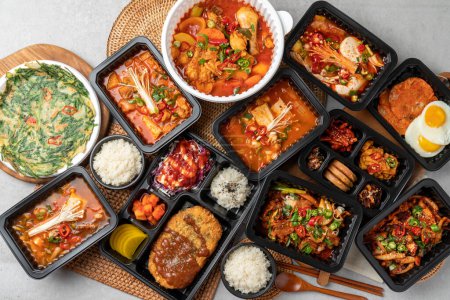 Téléchargez les photos : Nourriture coréenne, poulet épicé braisé, porc, ragoût de kimchi, calmar, sauté, pâte de chili rouge jjigae, porc épicé sauté, poitrine de bœuf, escalope de porc, fruits de mer, tofu mou, plats d'accompagnement, nourriture épicée, riz, - en image libre de droit