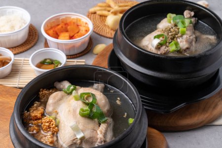 Téléchargez les photos : Samgyetang, plat de poulet, mûrier, médecine orientale, nurungji, pot de terre, nourriture coréenne, nourriture santé, plats d'accompagnement, ail, ginseng, soupe - en image libre de droit