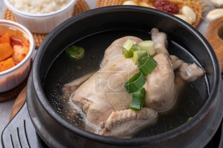 Téléchargez les photos : Samgyetang, plat de poulet, mûrier, médecine orientale, nurungji, pot de terre, nourriture coréenne, nourriture santé, plats d'accompagnement, ail, ginseng, soupe - en image libre de droit