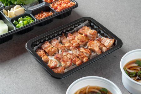 Koreanisches Essen, Schweinebauch, gegrilltes Schweinefleisch, Bulgogi, Gewürze, weicher Tofu, Rindfleisch-Tatar-Bibimbap, Algensuppe, Lunchbox, Sojabohnenpaste-Eintopf, Kimchi-Eintopf, kalte Nudeln