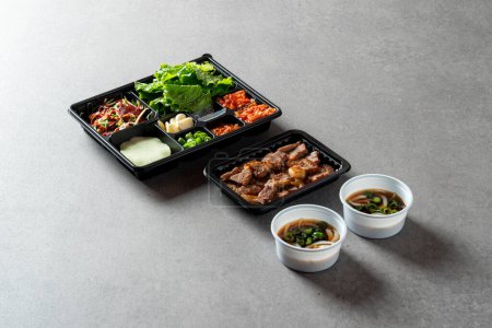Koreanisches Essen, Schweinebauch, gegrilltes Schweinefleisch, Bulgogi, Gewürze, weicher Tofu, Rindfleisch-Tatar-Bibimbap, Algensuppe, Lunchbox, Sojabohnenpaste-Eintopf, Kimchi-Eintopf, kalte Nudeln