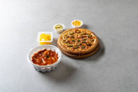 Pizza, épicé, poulet frit, poulet frit, olive, fromage, cornichons, tteokbokki