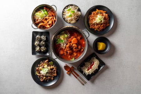 Geschmorte scharfe Hühnersuppe, koreanisches Essen, Suppe, Hühnerfüße, Hühnereintopf, Braten, Schweinefleisch, Knorpel
