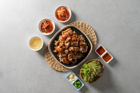 Cerdo, comida coreana, jokbal, verduras al vapor, makguksu, mini, ssamjang, lechuga, col