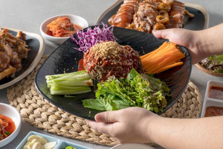 Cerdo, comida coreana, jokbal, verduras al vapor, makguksu, mini, ssamjang, lechuga, col