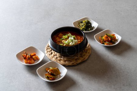 Gegrillter Fisch, koreanisches Essen, Makrele, Kimchi-Eintopf, fermentierte Bohnenpaste, Tontopf, Pilze, Hot Pot, Bulgogi