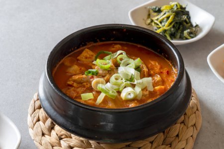 Poisson grillé, Nourriture coréenne, maquereau, ragoût de kimchi, pâte de haricot fermentée, pot de terre, champignons, pot chaud, bulgogi