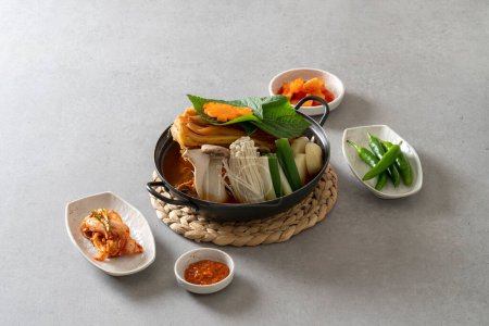 Comida coreana, gamjatang, espina dorsal de cerdo, sopa, kimchi envejecido, olla de barro, sopa de resaca, chuleta de cerdo, chueotang,