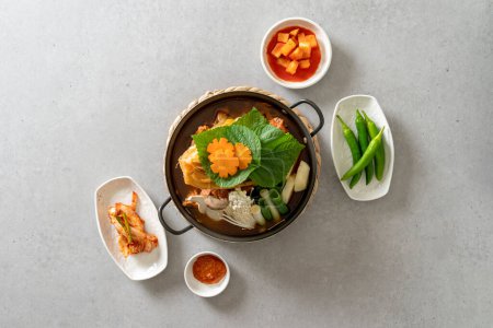 Comida coreana, gamjatang, espina dorsal de cerdo, sopa, kimchi envejecido, olla de barro, sopa de resaca, chuleta de cerdo, chueotang,