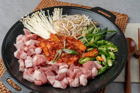 Téléchargez les photos : Nourriture coréenne, ventre de porc, cou de porc, four, plat d'accompagnement, ragoût, kimchi, ail, poivron rouge, oignon vert, champignon, feuille de perille - en image libre de droit