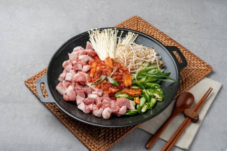 Téléchargez les photos : Nourriture coréenne, ventre de porc, cou de porc, four, plat d'accompagnement, ragoût, kimchi, ail, poivron rouge, oignon vert, champignon, feuille de perille - en image libre de droit