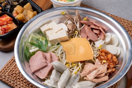 Téléchargez les photos : Nourriture coréenne, budae jjigae, galbitang, terre cuite, bulgogi, ventre de porc, grillé, plats d'accompagnement, kimchi, concombres, pommes de terre, légumes - en image libre de droit