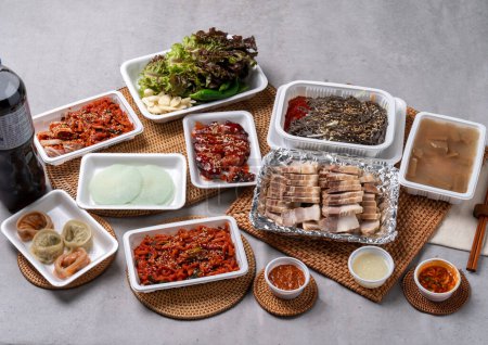 Comida coreana, pies de cerdo, carne de cerdo hervida, bossam, ajo, pimiento rojo, lechuga, ssamjang, makguksu, dumpling