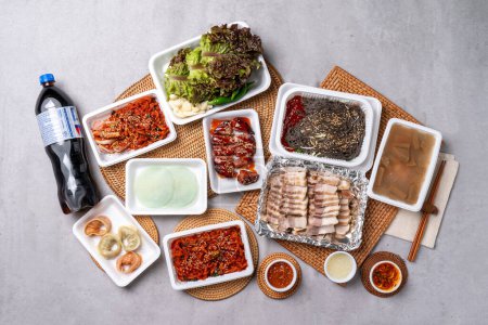 Comida coreana, pies de cerdo, carne de cerdo hervida, bossam, ajo, pimiento rojo, lechuga, ssamjang, makguksu, dumpling