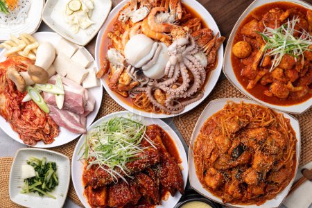 Téléchargez les photos : Nourriture coréenne, Don coréen, viande crue, kimchi, cuit à la vapeur, agu, pollack, pollack séché, fruits de mer, poulet braisé, accompagnements, œufs cuits à la vapeur, calmar, - en image libre de droit