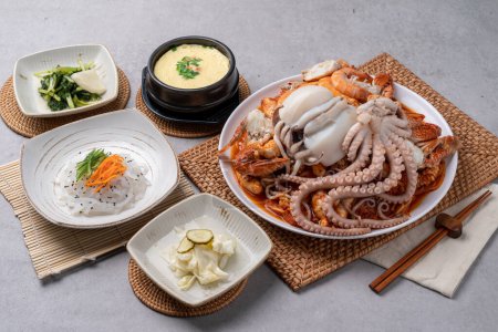 Téléchargez les photos : Nourriture coréenne, Don coréen, viande crue, kimchi, cuit à la vapeur, agu, pollack, pollack séché, fruits de mer, poulet braisé, accompagnements, œufs cuits à la vapeur, calmar, - en image libre de droit