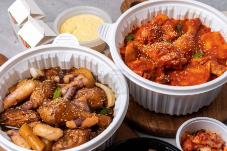 Foto de Comida coreana, pollo picante estofado, picante, pollo al vapor, salsa de soja, guarniciones, huevos al vapor, jamón, kimchi, tradicional - Imagen libre de derechos