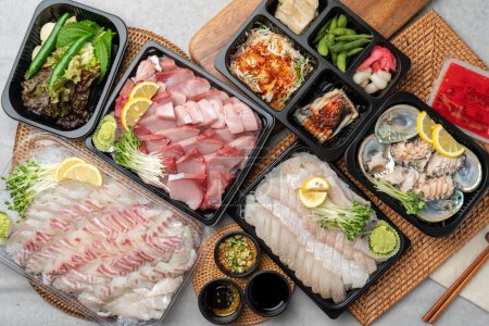 Japonais, anguille de mer, bar, sashimi, daurade, queue jaune, pâte de poivron rouge, poisson plat, sébaste, ormeau, laitue, feuille de perille, ail, pâte de soja, kimchi