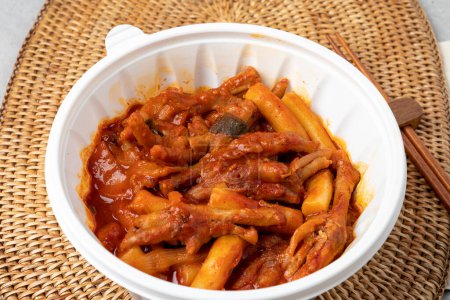 Téléchargez les photos : Nourriture coréenne, pieds de poulet, désossé, épicé, soupe, oeufs cuits à la vapeur, oeufs de poisson volant, boules de riz, plats d'accompagnement, radis mariné, tteokbokki - en image libre de droit