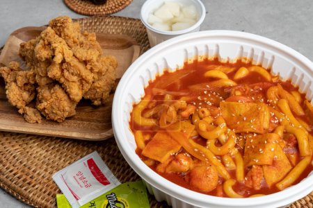 Pollo, tteokbokki, comida coreana, snack food, picante, frito, papa, albóndigas, rollo de algas, fideos
