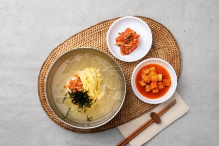 Comida coreana, aperitivos, arroz, kimbap, verduras, queso, especias, chiles, zanahorias, atún, pequeños, festín, fideos, bibim, frío, fideos de soja, almejas, kalguksu