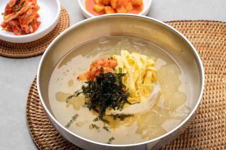 Comida coreana, aperitivos, arroz, kimbap, verduras, queso, especias, chiles, zanahorias, atún, pequeños, festín, fideos, bibim, frío, fideos de soja, almejas, kalguksu