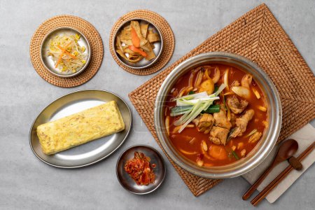 Téléchargez les photos : Nourriture coréenne, kimchi mûri, kimchi, poulet épicé braisé, épicé, Andong, poulet cuit à la vapeur, rouleau d'oeuf, plat d'accompagnement, citrouille, gâteau de poisson, germes de haricots, fruits de mer, crevettes - en image libre de droit