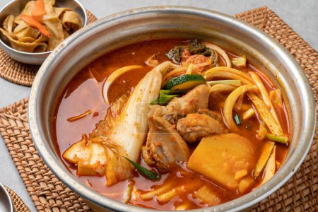 Téléchargez les photos : Nourriture coréenne, kimchi mûri, kimchi, poulet épicé braisé, épicé, Andong, poulet cuit à la vapeur, rouleau d'oeuf, plat d'accompagnement, citrouille, gâteau de poisson, germes de haricots, fruits de mer, crevettes - en image libre de droit