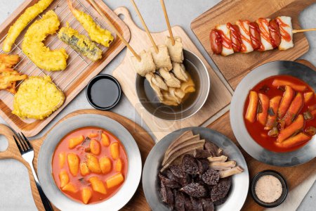 Soondae, koreanisches Essen, Snacks, würziger Reiskuchen, gebratener Reiskuchen, süßer Kürbis, Gemüse, Seetanggarnelen, Tintenfisch, Süßkartoffeln, Sotteok, Fischkuchen