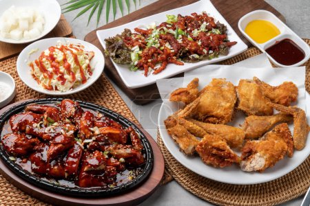 Nourriture coréenne, poulet, barbecue, frit, vieux jours, poulet entier, désossé, pieds de poulet, épicé, chou, sel, moutarde, sauce