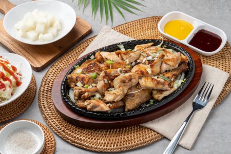 Koreanisches Essen, Huhn, Grill, gebraten, alte Zeiten, ganze Hühner, ohne Knochen, Hühnerfüße, würzig, Kohl, Salz, Senf, Sauce