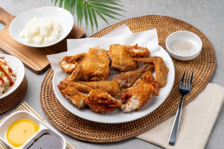 Téléchargez les photos : Nourriture coréenne, poulet, barbecue, frit, vieux jours, poulet entier, désossé, pieds de poulet, épicé, chou, sel, moutarde, sauce - en image libre de droit