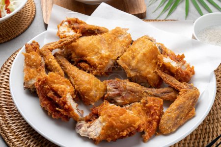 Téléchargez les photos : Nourriture coréenne, poulet, barbecue, frit, vieux jours, poulet entier, désossé, pieds de poulet, épicé, chou, sel, moutarde, sauce - en image libre de droit