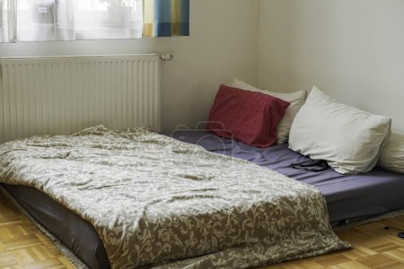 Foto de Diseño simple del dormitorio en un pequeño apartamento. - Imagen libre de derechos