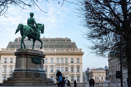 Téléchargez les photos : L'archiduc Albrecht, duc de Teschen statue équestre devant le musée Albertina Vienne, Autriche. - en image libre de droit