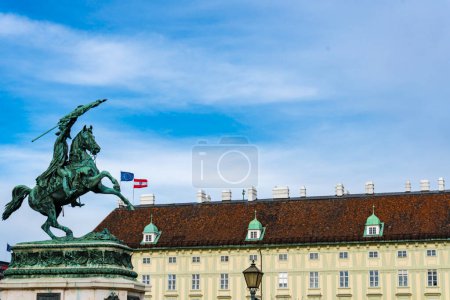 Foto de Estatua ecuestre del archiduque Carlos (Erzherzog Karl) con ala leopoldina en el fondo. Situado en la plaza Heldenplatz, Viena, Austria. - Imagen libre de derechos
