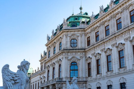 Foto de Palacio Belvedere con la escultura Esfinge en Viena, Austria. - Imagen libre de derechos