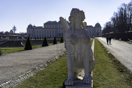 Téléchargez les photos : Sculpture Sphinx avec Palais du Belvédère à Vienne, Autriche. - en image libre de droit