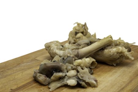 Foto de Kaki kambing hervido o pierna de cordero con huesos en rodajas, ingredientes para el kambing sop kaki indonesio. Aislado sobre fondo blanco con espacio de copia. - Imagen libre de derechos