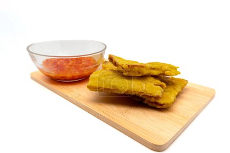 Foto de El tempeh o tempe mendoan frito es un aperitivo popular indonesio, hecho de tempeh en rodajas finas cubierto de masa de harina. Aislado sobre fondo blanco con espacio de copia. - Imagen libre de derechos
