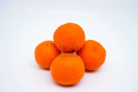 Foto de Naranjas enteras frescas y maduras aisladas sobre fondo blanco con espacio para copiar. - Imagen libre de derechos