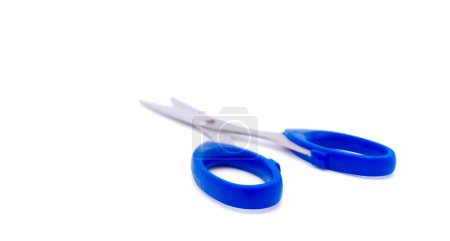 Foto de Tijeras con mango azul, aisladas sobre fondo blanco con espacio para copiar. Vista lateral. - Imagen libre de derechos