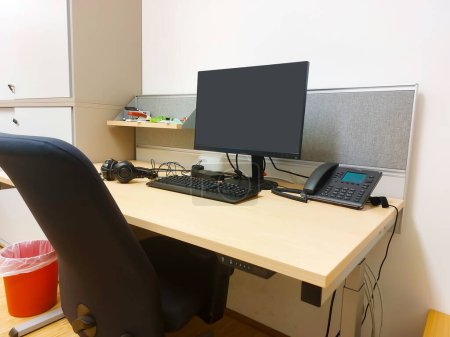 Foto de Lugar de trabajo con monitor de ordenador en la mesa en la oficina - Imagen libre de derechos