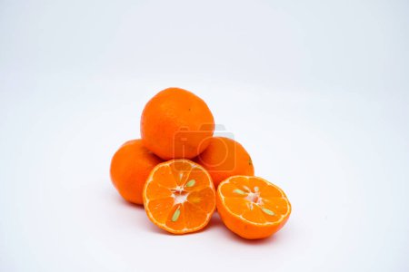 Foto de Cortar y enteras naranjas maduras frescas aisladas sobre fondo blanco con espacio para copiar. - Imagen libre de derechos