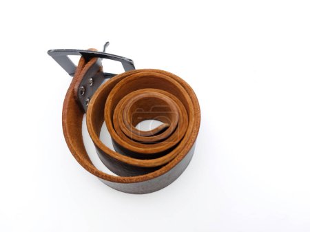 Foto de Cinturón de cuero marrón oscuro usado para hombre con una hebilla de metal sobre fondo blanco con espacio para copiar. - Imagen libre de derechos