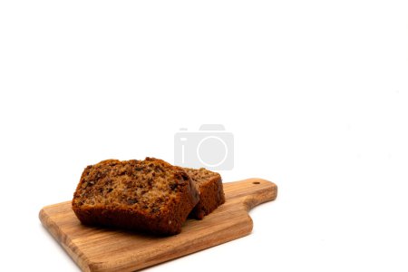 Foto de Rebanadas de pan de plátano de chocolate casero recién horneado en una tabla de madera. Aislado sobre fondo blanco con espacio de copia. - Imagen libre de derechos